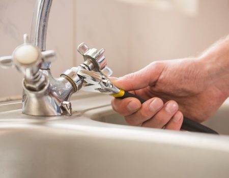Man fixing tap with pliers 415636